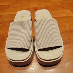 Cushionaire slides Taupe Size 9